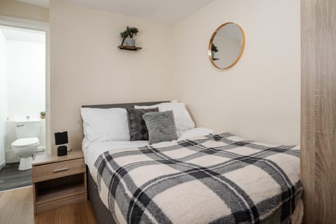 Huge 5BDRM Ensuite in Liverpool Monthly discounts Bu Hinkley Homes Short Lets & Serviced Accomodation Apartment in Liverpool