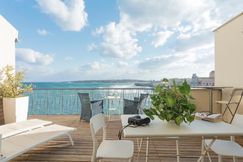 Property building, View (from property/room), Balcony/Terrace, City view, Sea view