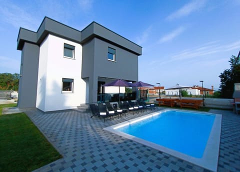 Property building, Patio, Day, Swimming pool, Swimming pool, sunbed