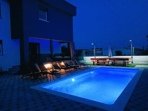 Night, Swimming pool, sunbed