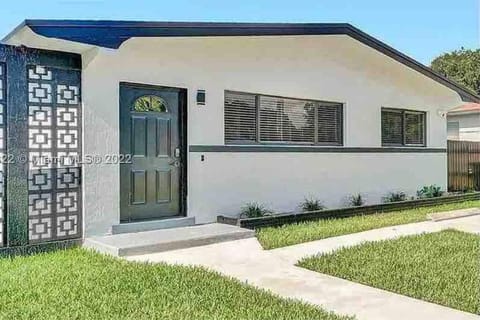 Newly renovated/Near Sunny isles beach/fre-parking Copropriété in Golden Glades