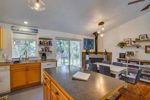 Bend Home with Deck and Views 1 Mi to Deschutes River House in Three Rivers