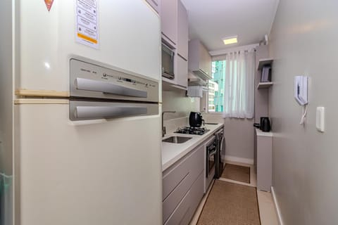 Kitchen or kitchenette, minibar, oven, stove