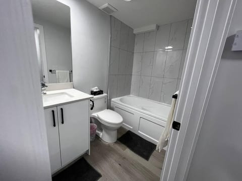 Relaxing 2-Bdrm Basement Hideout/Wi-Fi/PRKNG House in Edmonton