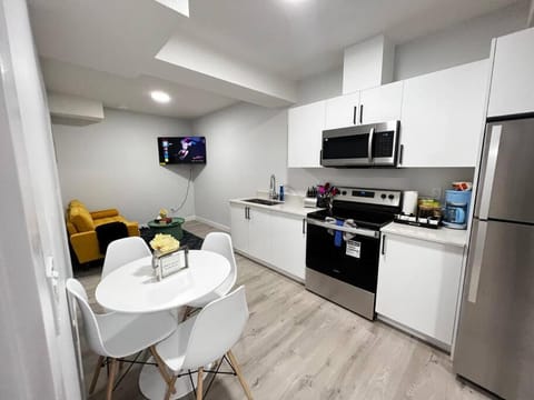 Relaxing 2-Bdrm Basement Hideout/Wi-Fi/PRKNG House in Edmonton