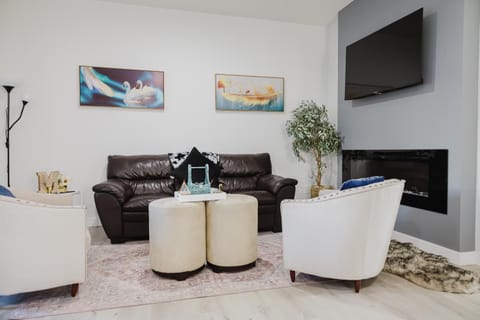 43 Orch Comfortable Fam-Friendly 4-Bdm Home/Orchards/PRKNG Casa in Edmonton