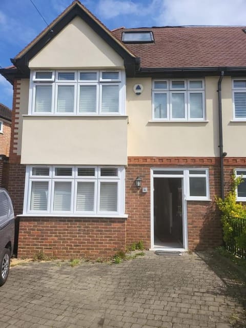 3 bedroom spacious house with parking Casa in Pinner