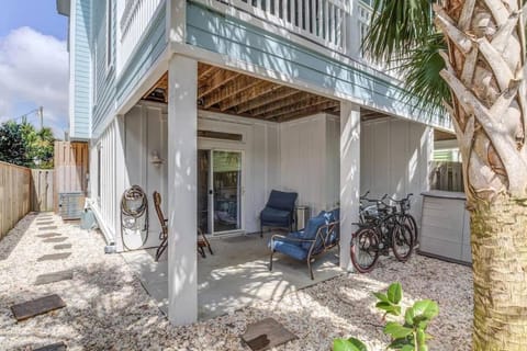 Property building, Patio, Spring, Day, Garden, View (from property/room), Balcony/Terrace, Garden view