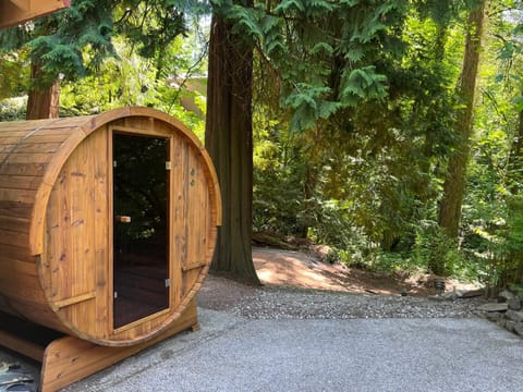 Serene Oasis Getaway with Sauna and a swim spa. Casa in Portland