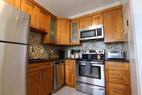 Centrally Located, 1bed Unit Apartment in Brookline