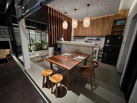 Kitchen or kitchenette, Dining area, minibar, stove