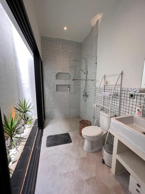 Shower, Toilet, Bathroom, bidet, towels