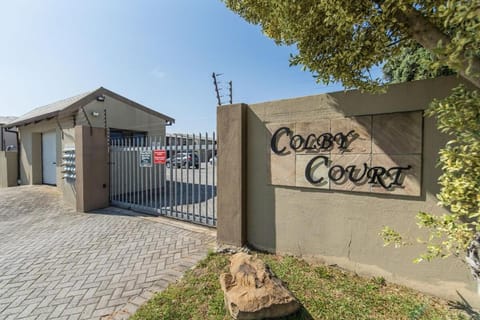 Colby Court Delightful 2 Bedroom Apartment Condo in Port Elizabeth