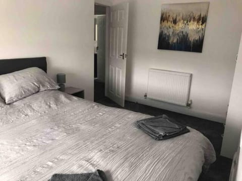 3 Bedroom House Brighouse Apartment in Calderdale