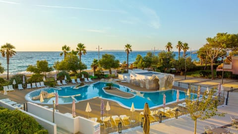 Pool view, Sea view, Swimming pool, sunbed