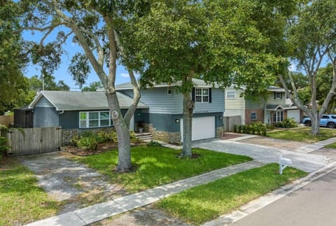 Clearwater 2 story pool home mins from the beach Casa in Largo