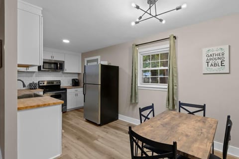 Dog-Friendly, Renovated 3 Bedroom Home! Maison in Jacksonville