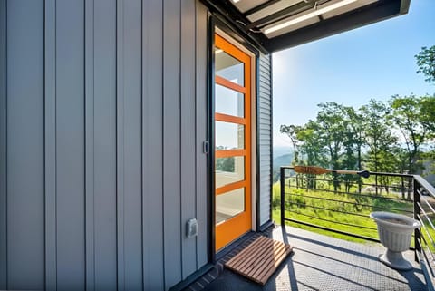 Facade/entrance, Balcony/Terrace, Garden view