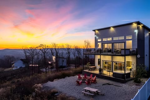 Property building, Natural landscape, Hot Tub, Balcony/Terrace, Sunrise, Sunset