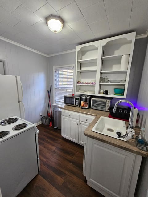 Kitchen or kitchenette, oven, pet friendly, stove, toaster