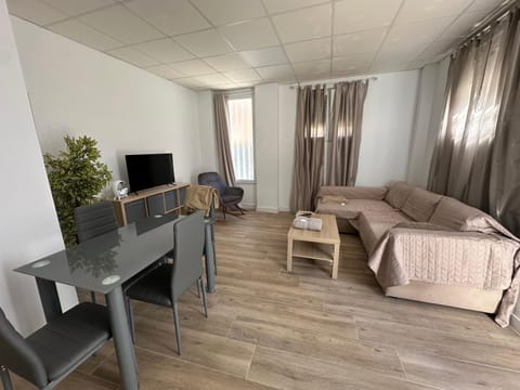 Communal lounge/ TV room, Bed, Game Room, TV and multimedia, Living room, Seating area, Dining area, Evening entertainment, Meeting/conference room