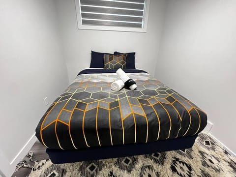 Prime Retreat: Cozy 2Bed Bsmnt with Modern Comfort Casa in Edmonton
