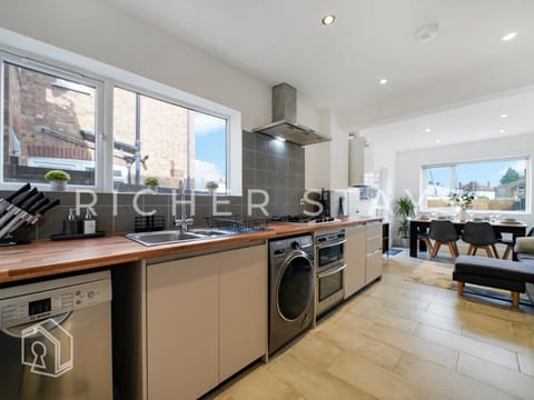 Kitchen or kitchenette, Photo of the whole room, Decorative detail, dishwasher, oven, stove, washing machine, kitchen