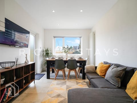 TV and multimedia, Living room, Photo of the whole room, Decorative detail, Seating area, Dining area