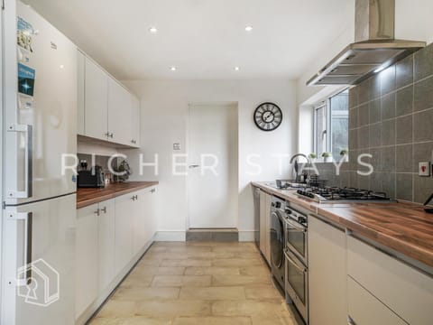 Coffee/tea facilities, Photo of the whole room, Decorative detail, dishwasher, microwave, oven, stove, kitchen