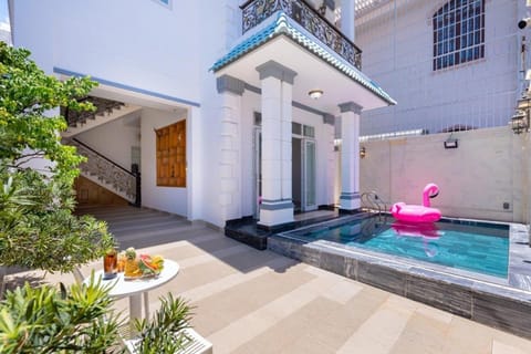 Property building, Patio, Day, Pool view, Swimming pool, Swimming pool, sunbed