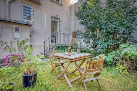 Property building, Patio, Spring, Day, Garden, Dining area, Garden view