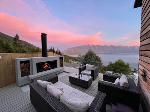 Natural landscape, View (from property/room), Balcony/Terrace, Living room, Seating area, Lake view, Mountain view, flat iron