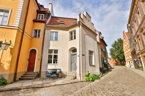 Property building, Street view, Location