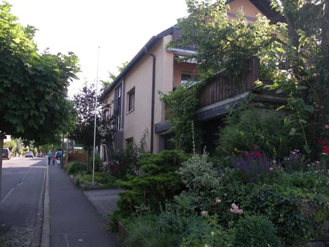 Facade/entrance, Area and facilities