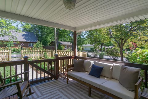 Charming Pet-Friendly Cottage Walkable to Town! Haus in Black Mountain