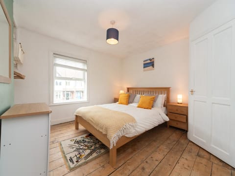 Pass the Keys A Bright Spacious Home With Free Parking House in Molesey