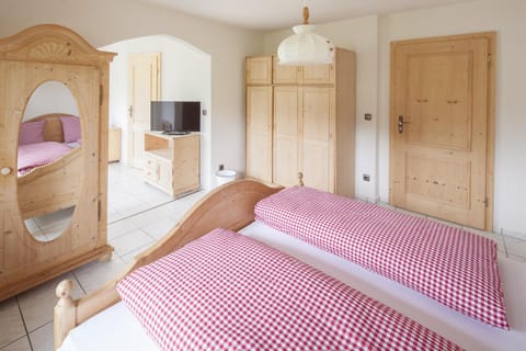 Bed, Bathroom, Photo of the whole room, Decorative detail, Bedroom, wardrobe