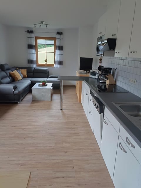 Coffee/tea facilities, Kitchen or kitchenette, Living room, Seating area