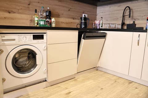 Kitchen or kitchenette, dishwasher, minibar, washing machine