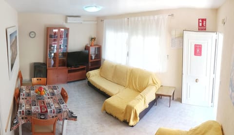 Communal lounge/ TV room, Living room, Lounge or bar