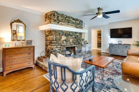 Hendersonville Haven with Fire Pit, Grill, Deck! Maison in Hendersonville