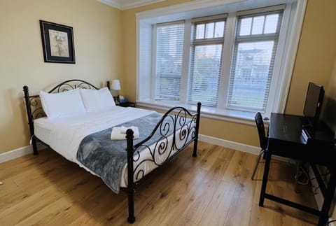 Vancouver Metrotown Guest House 8 mins walk to Sky Train Vacation rental in Burnaby