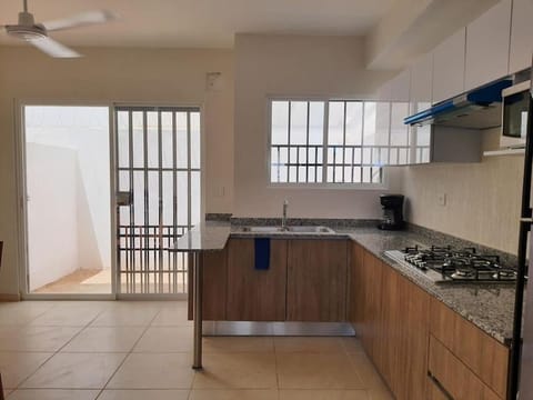 Casa de 3 habitaciones TODAS con baño propio, 3 y medio baños en toal, alberca, cupo hasta 12 personas House in Playa del Carmen