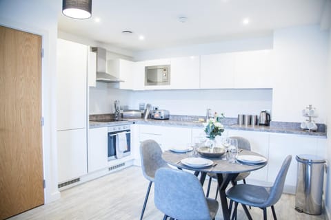 Kitchen or kitchenette, Dining area