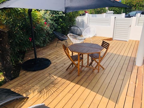 Patio, Dining area, Garden view