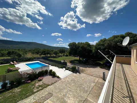 Day, Natural landscape, Mountain view, Pool view, Swimming pool, sunbed