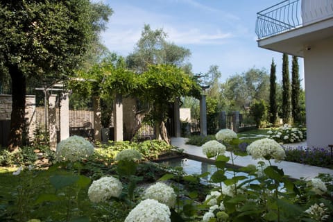 Property building, Facade/entrance, Garden