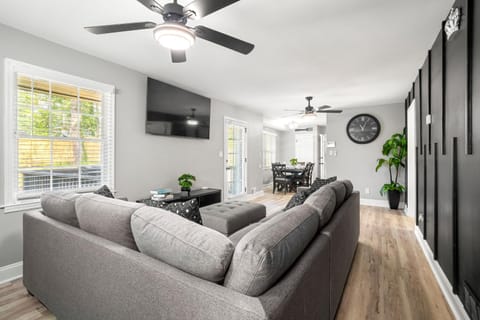 TV and multimedia, Living room, Seating area, fireplace