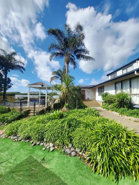 Property building, Day, Garden, Garden, Garden view