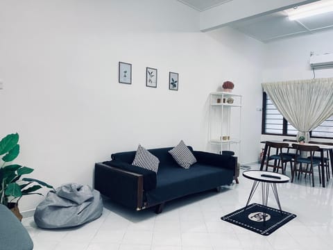 Comfort Semi D House, 1 min to Town by Mr Homestay Maison in Perak Tengah District